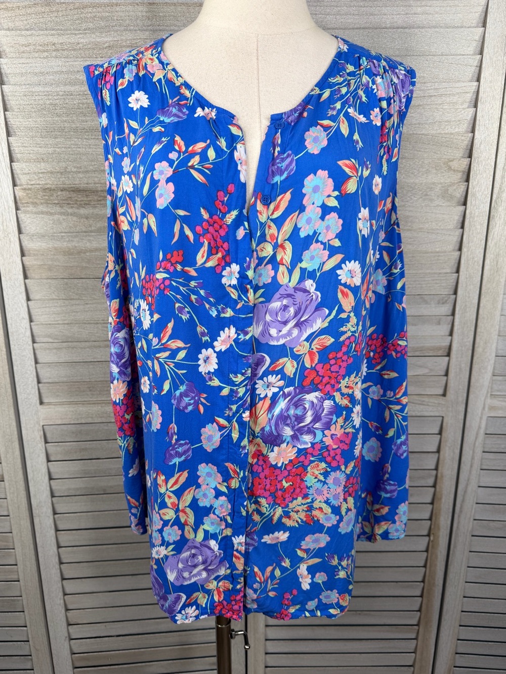 ST TROPEZ WEST Women's Lightweight Floral Sleeveless Blouse Blue/Multi-2X